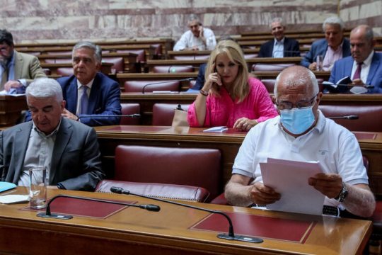 Γολγοθάς Μητσοτάκη στη Βουλή χωρίς… ακουστικά