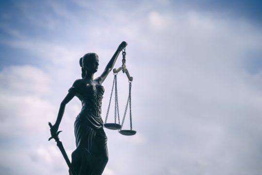«Να αναλάβουν οι δικηγορικοί σύλλογοι ενεργό ρόλο στο σκάνδαλο παρακολουθήσεων»