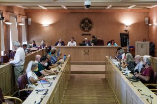 Σφυροκόπημα σε Κ. Μπακογιάννη για το επεισοδιακό δημοτικό συμβούλιο