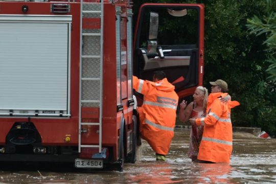 Εικόνες απελπισίας στους δρόμους της Αττικής από την καταιγίδα
