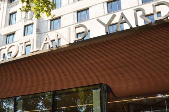 Αστυνομικοί γδύνουν ανήλικους Αφροαμερικανούς στο Λονδίνο