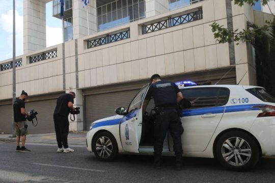 1,5 εκατ. ευρώ στο αυτοκίνητο του 34χρονου, που εισέβαλε στο πάρκινγκ του Εφετείου