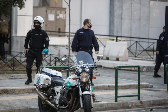 «Εισβολή» οχήματος στο πάρκινγκ του Εφετείου Αθηνών