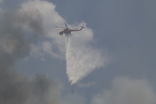 Σε πλήρη εξέλιξη η φωτιά στον Δομοκό, καλύτερη εικόνα στη Σαμοθράκη