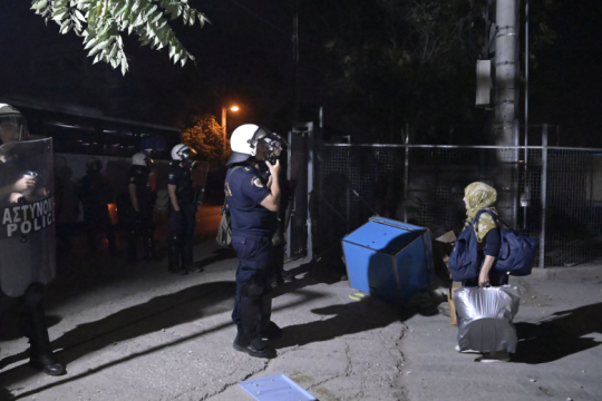 Δεύτερη μέρα βίας κατά προσφύγων και αλληλλέγγυων στον Ελαιώνα