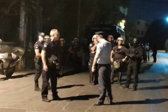 Πρωινή έφοδος των ΜΑΤ για εκκένωση του καμπ προσφύγων στον Ελαιώνα