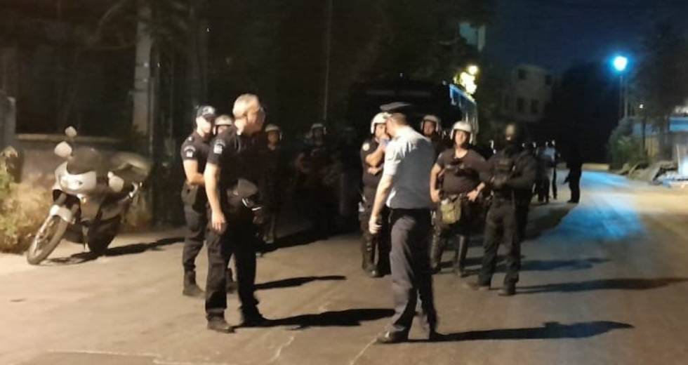 Πρωινή έφοδος των ΜΑΤ για εκκένωση του καμπ προσφύγων στον Ελαιώνα