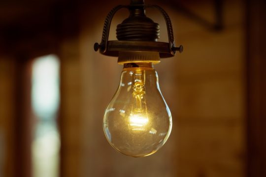 Αυξήσεις έως 10 λεπτά στην τιμή της κιλοβατώρας μετά το πλαφόν στο πάγιο