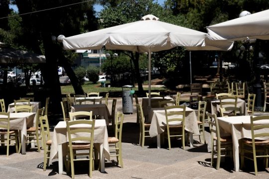 Χωρίς άδεια η πλειονότητα των τραπεζοκαθισμάτων στους κοινόχρηστους χώρους