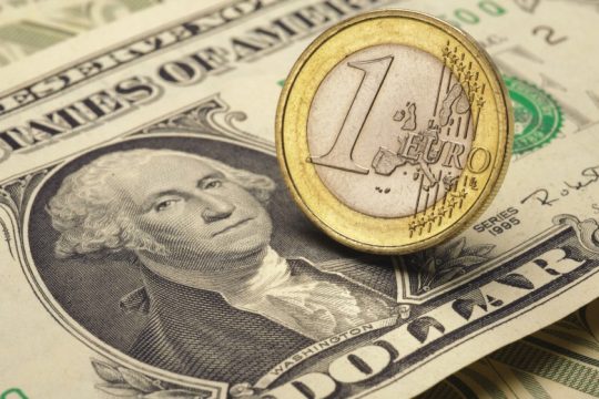 Καταποντίζεται το ευρώ έναντι του δολαρίου – Πτώση 20ετίας