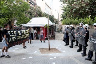 Βίαιες προσαγωγές για να παύσουν τις διαμαρτυρίες