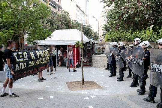 Βίαιες προσαγωγές για να παύσουν τις διαμαρτυρίες
