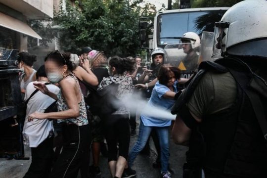 Χημικά κατά κατοίκων στην πλατεία των Εξαρχείων [ Φωτογραφίες ]