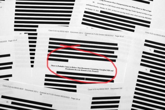 Άκρως απόρρητο υλικό αναζητούσε το FBI στην κατοικία του Τραμπ