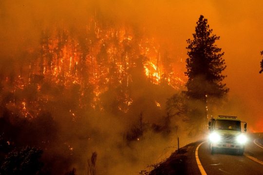 Δύο νεκροί από την πύρινη λαίλαπα στην Καλιφόρνια – χιλιάδες άφησαν τα σπίτια τους