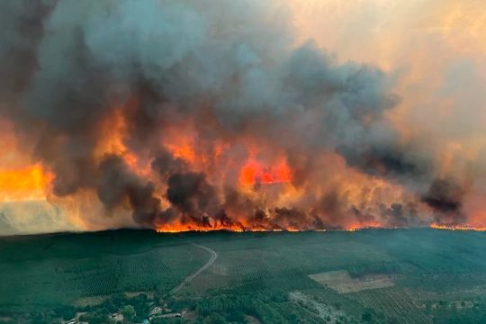Σπίτια στις φλόγες, χιλιάδες εκτοπισμένοι λόγω μεγάλης πυρκαγιάς στη Γαλλία