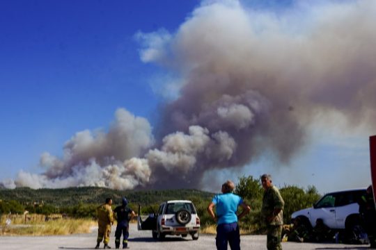 Υπο μερικό έλεγχο η φωτιά στα Οινόφυτα – Επανήλθαν οι σιδηροδρομικές συνδέσεις