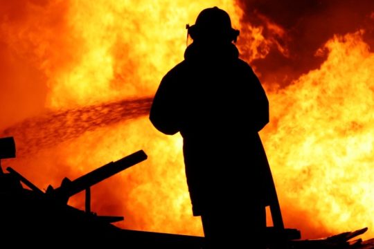 Πυροσβέστης στις ΗΠΑ βρήκε 10 συγγενείς του νεκρούς από φωτιά