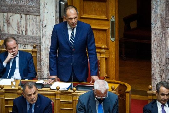 Σύγκρουση Γεραπετρίτη-Τσίπρα για τα ψεύδη Κοντολέοντα στην Επιτροπή Θεσμών