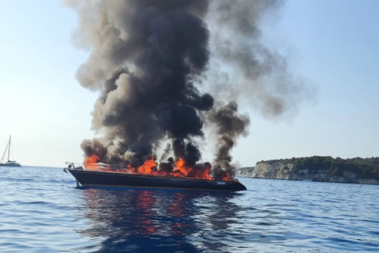 Ιστιοφόρο τυλίχθηκε στις φλόγες στους Αντίπαξους [Βίντεο]