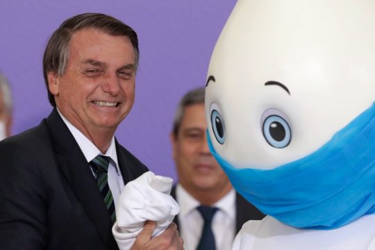 Σε μπελάδες ο Μπολσονάρο για διάδoση fake news για τον κορονοϊό