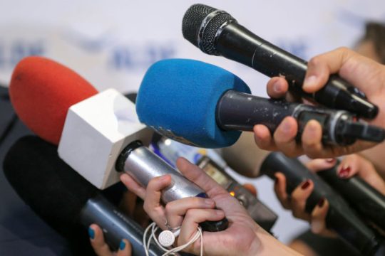 Κυβέρνηση και τα «ενωμένα ΜΜΕ» ερωτοτροπούν με το ΚΚΕ