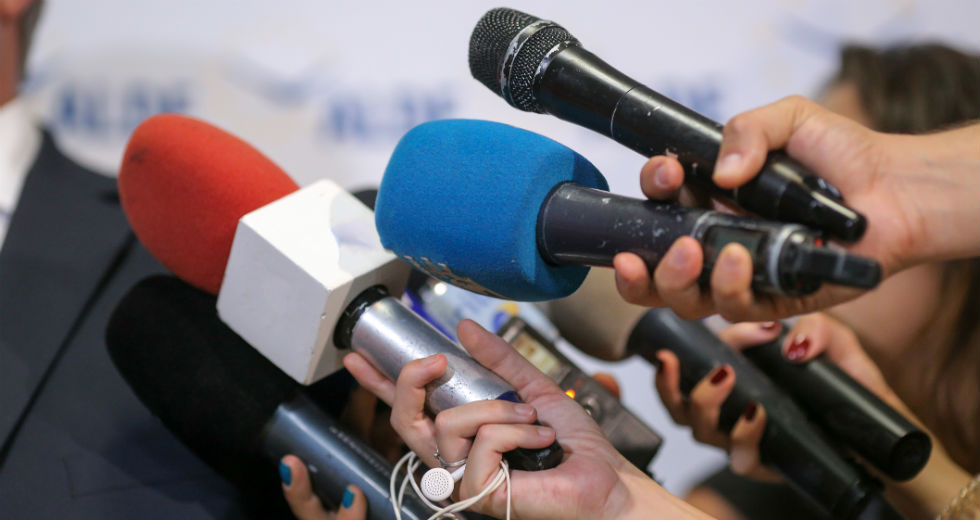 Κυβέρνηση και τα «ενωμένα ΜΜΕ» ερωτοτροπούν με το ΚΚΕ