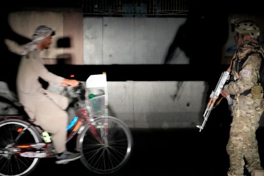 Αφγανιστάν: Έφθασαν τους 21 οι νεκροί από την έκρηξη σε τζαμί της Καμπούλ