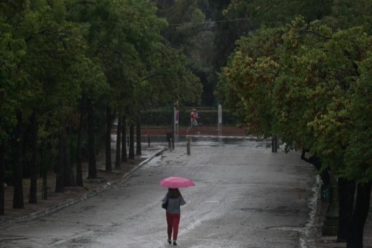 Επιμένει η κακοκαιρία, βροχές και καταιγίδες, τοπικά έντονες
