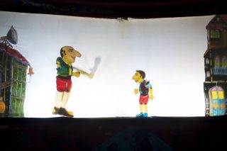 Ο Καραγκιόζης βγάζει γλώσσα στις «μαριονέτες»