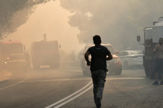 Νύχτα αγωνίας για τα πύρινα μέτωπα σε Κέρκυρα και Κορινθία