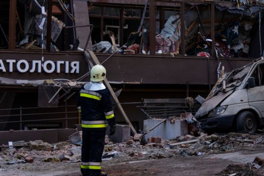 Εκρήξεις στο Κίεβο, νεκροί από ρουκέτες σε σιδηροδρομικό σταθμό στο Ντονέτσκ