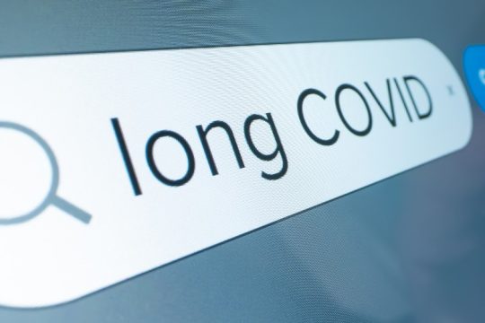 Η νόσος Covid-19 μπορεί να προκαλέσει βλάβες στη λειτουργία του εγκεφάλου