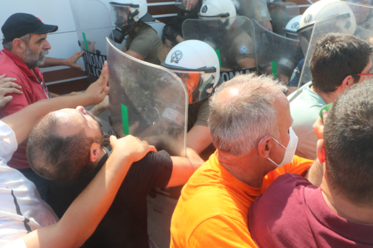 Και έδειραν και συνέλαβαν οι αστυνομικοί στη Μαλαματίνα