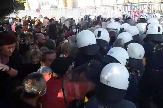 Επίθεση των ΜΑΤ στους απεργούς της Μαλαματίνας – Πολλοί τραυματίες [βίντεο]