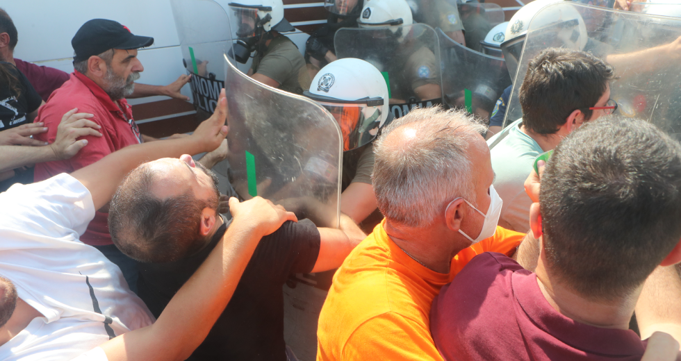 Και έδειραν και συνέλαβαν οι αστυνομικοί στη Μαλαματίνα