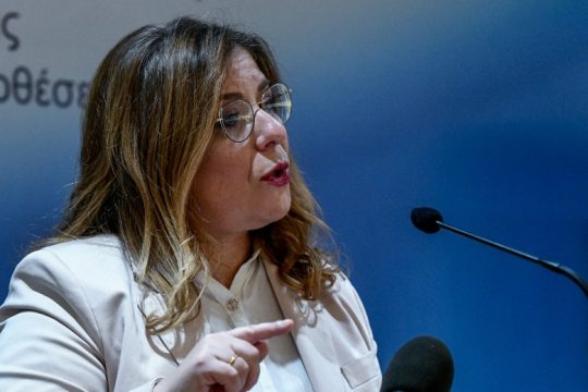 Με βολές κατά ΣΥΡΙΖΑ καταδικάζει τις γυναικοκτονίες η κυβέρνηση
