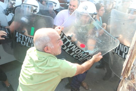 Κατακραυγή για το όργιο αστυνομικής βίας στη Μαλαματίνα [εικόνες + βίντεο]