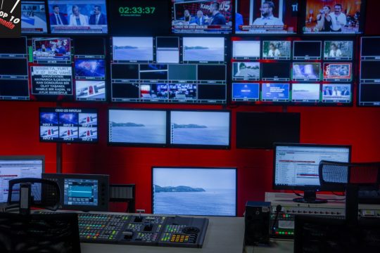 Βαθιές υποκλίσεις στην Αυλή του Κυριάκου