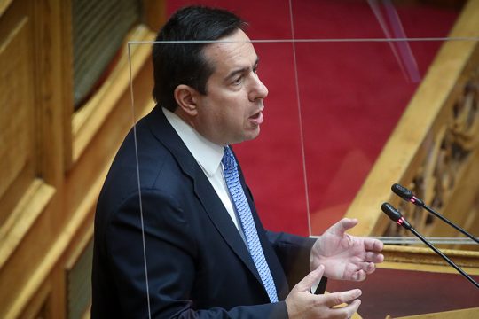 Διαψεύδουν Μηταράκη, μιλούν για εκβιαστικές πρακτικές της διοίκησης