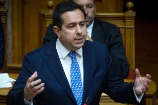 Βουλιάζει στις λάσπες του Εβρου η κυβέρνηση