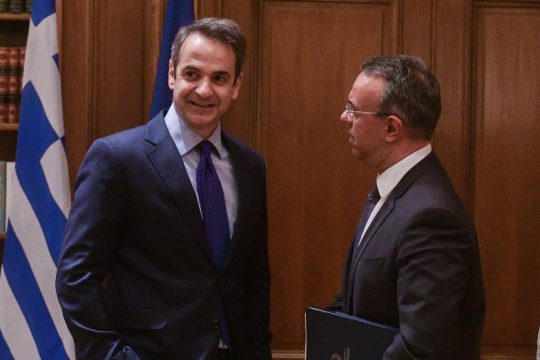 Τσαλακώνει η αντιπολίτευση τη «μαγική εικόνα» για την έξοδο από την εποπτεία