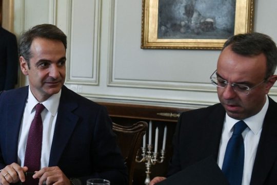 Υποσχέσεις φτωχών παροχών από μια κυβέρνηση με την πλάτη στον τοίχο