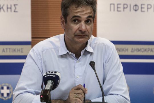 Απανωτά χτυπήματα στον Μητσοτάκη