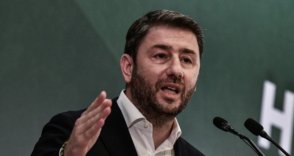 Οργή Ανδρουλάκη για τις «χυδαίες» κυβερνητικές διαρροές