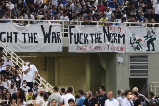 ΟΑΚΑ: Αντιπολεμικό πανό με στίχους Rage Against The Machine