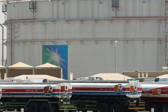 ΙΕΑ: Η στροφή από το αέριο σε πετρέλαιο ενισχύει τη ζήτηση για αργό