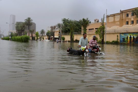 Εκατοντάδες νεκροί και χιλιάδες εκτοπισμένοι από τη θεομηνία στο Πακιστάν
