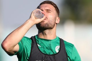«Πετάει» για Πράγα χωρίς τον «βράχο»!