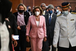 Απάντηση με γυμνάσια στην επίσκεψη-πρόκληση